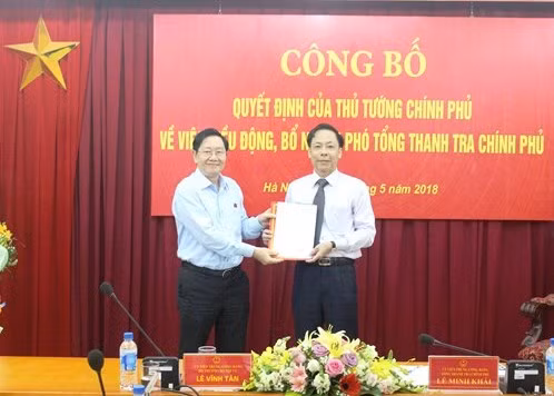 Thừa ủy quyền của Thủ tướng Chính phủ, Bộ trưởng Bộ Nội vụ Lê Vĩnh Tân trao quyết định và chúc mừng tân Phó Tổng Thanh tra Chính phủ Trần Ngọc Liêm.