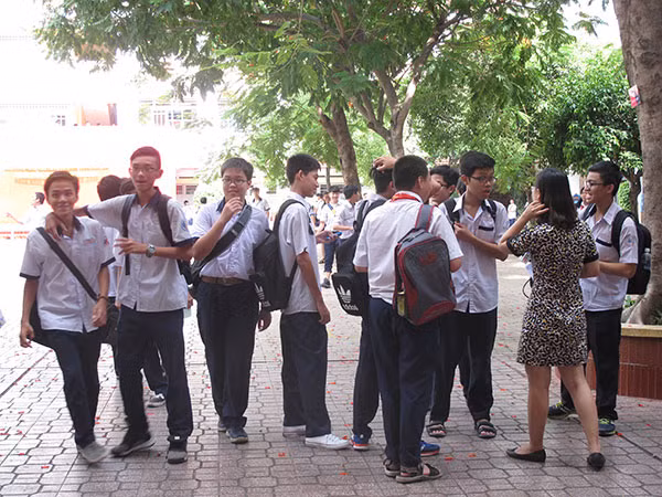 Các chuyên gia lo ngại, mô hình tín chỉ trong phổ thông sẽ gây tình trạng quá tải không cần thiết cho HS tại TP Hồ Chí Minh. Các chuyên gia lo ngại, mô hình tín chỉ trong phổ thông sẽ gây tình trạng quá tải không cần thiết cho HS tại TP Hồ Chí Minh.