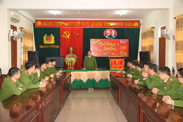 Đại tá Nguyễn Mạnh Hừng - Phó Giám đốc Công an tỉnh biểu dương tinh thần không ngại khó khăn gian khổ truy bắt thành công các đối tượng.