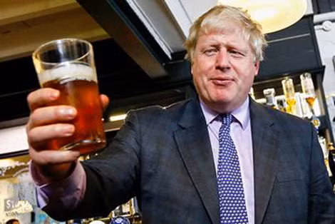 Ngoại trưởng Anh Boris Johnson với ly bia truyền thống trên tay.