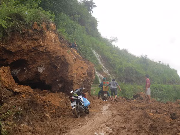Sạt lở đất, đá trên các tuyến đường liên thôn Lùng Tám khiến người dân đi lại nơm nớp lo sợ.