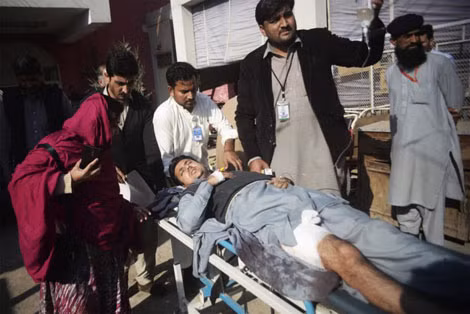 Một sinh viên bị thương trong vụ tấn công Viện Đào tạo Nông nghiệp thành phố Peshawar, Pakistan, ngày 1-12-2017. Một sinh viên bị thương trong vụ tấn công Viện Đào tạo Nông nghiệp thành phố Peshawar, Pakistan, ngày 1-12-2017.