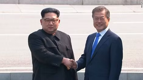 Nhà lãnh đạo Triều Tiên Kim Jong-un và Tổng thống Hàn Quốc Moon Jae-in tại cuộc gặp thượng đỉnh liên triều diễn ra sáng 27-4. Ảnh: Reuter.