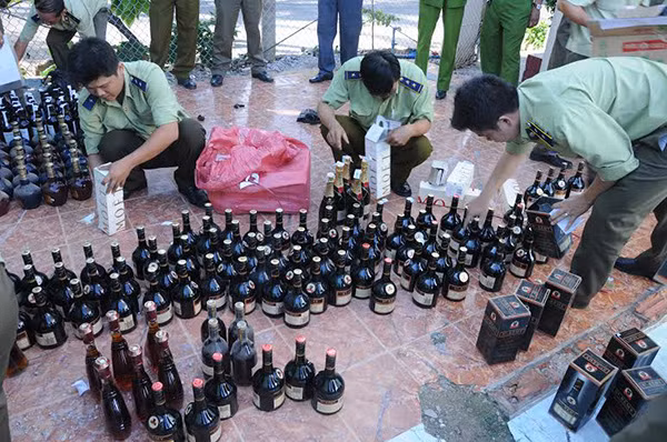 Rượu lậu bị lực lượng chức năng bắt giữ.