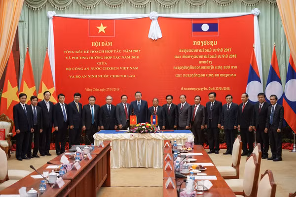 Đoàn đại biểu cấp cao Bộ Công an Việt Nam và Bộ An ninh Lào tại hội đàm.