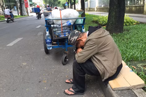 Ông Phạm Công Thiên bị bệnh nên ngủ ngày.