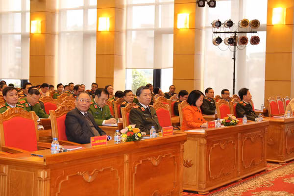 Bộ trưởng Tô Lâm và GS.TS Hoàng Chí Bảo với các đại biểu tham dự Hội nghị.