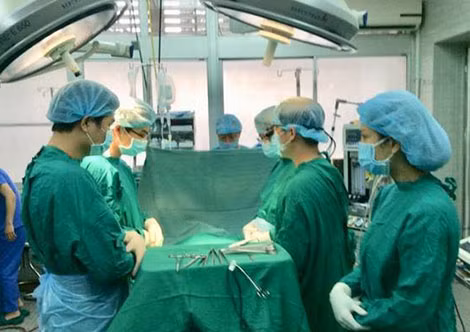 Các bác sĩ dành phút mặc niệm người hiến tạng.