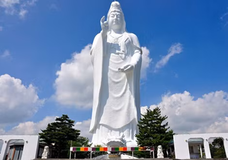 Nhật Bản với Tượng Phật Sendai DaiKannon ở tỉnh Miyagi, cao 100 mét.