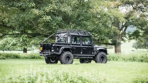 Động cơ của Land Rover Defender SVX được nâng cấp cho công suất 185 mã lực (138 kW), mô-men xoắn cực đại 500 Nm, tăng đáng kể so với công suất 120 mã lực (89 kW) trên phiên bản thông thường.