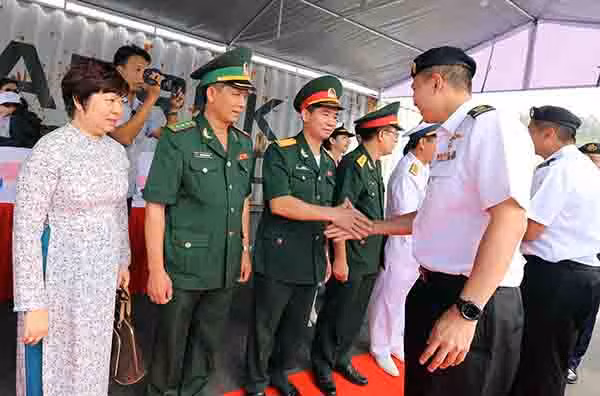 Tàu khu trục RSS INTREPID của Hải quân Singapore đã đến thăm thành phố Đà Nẵng và sẽ tiến hành luyện tập chung về tìm kiếm cứu nạn trên biển và huấn luyện sử dụng tín hiệu cờ quốc tế, ánh đèn, thông tin vô tuyến.