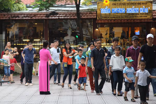 Nhân viên hướng dẫn thông báo quy tắc cần tuân thủ khi vào trong Lăng.