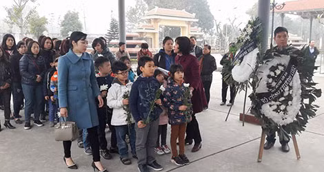Cô giáo và bạn học cùng lớp đến tiễn biệt Bé Hải An.