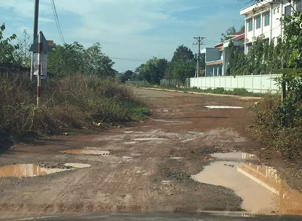 Đường Nguyễn Chánh dài nửa kilomet, làm 4 năm không xong. Đường Nguyễn Chánh dài nửa kilomet, làm 4 năm không xong.