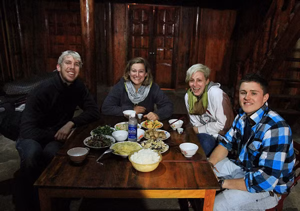 Du khách nước ngoài thích thú với dịch vụ homestay.