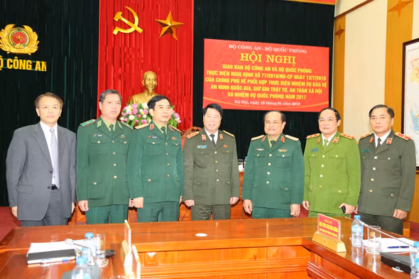 Thứ trưởng Bộ Công an Bùi Văn Nam và Thứ trưởng Bộ Quốc phòng Phan Văn Giang cùng các đại biểu tại Hội nghị.