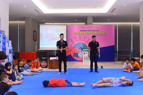 Các em được trang bị các kỹ năng thoát hiểm, tự phòng vệ khi có hỏa hoạn xảy ra.