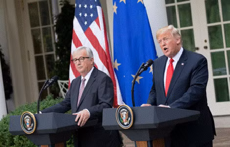 Tổng thống Mỹ Donald Trump (bên phải) và Chủ tịch Ủy ban châu Âu Jean - Claude Juncker họp báo tại Vườn Hồng thông báo kết quả hội đàm.