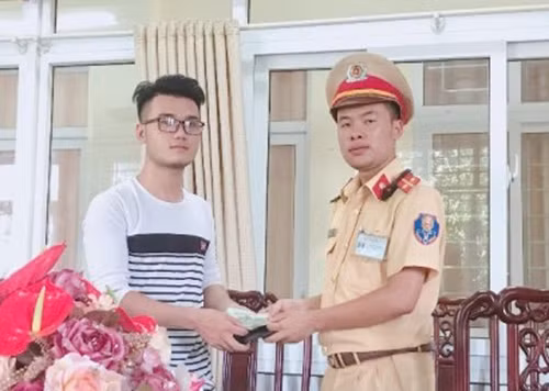 Cán bộ Đội CSGT Công an TP Vinh bàn giao tài sản cho anh Kim.