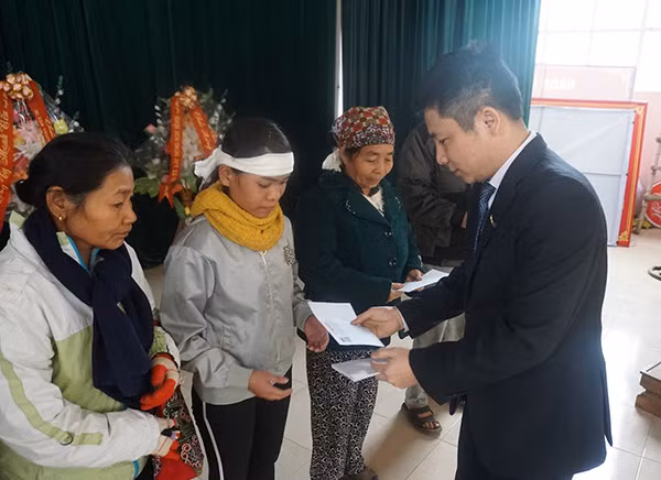 Ông Tuấn – Giám đốc khách sạn Mường Thanh Thanh Hóa trao quà cho người dân xã Cẩm Châu.