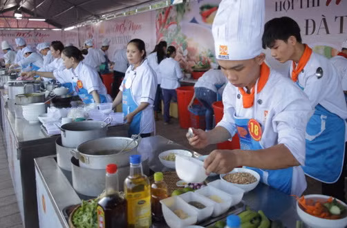 Tại “Ngày hội ẩm thực”, du khách sẽ được thưởng thức các sản phẩm ẩm thực đặc trưng của thành phố Đà Nẵng do các đầu bếp chuyên nghiệp của các nhà hàng trên địa bàn thành phố Đà Nẵng thực hiện. Tại “Ngày hội ẩm thực”, du khách sẽ được thưởng thức các sản phẩm ẩm thực đặc trưng của thành phố Đà Nẵng do các đầu bếp chuyên nghiệp của các nhà hàng trên địa bàn thành phố Đà Nẵng thực hiện.
