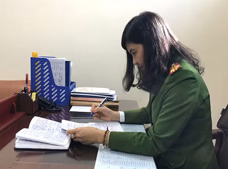 Trung tá Nguyễn Thị Thu Hà đang nghiên cứu hồ sơ vụ án.