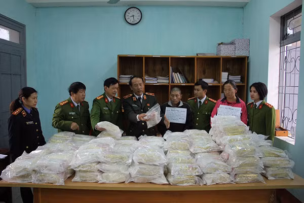 Thiếu tướng Sùng A Hồng, Giám đốc Công an tỉnh Điện Biên biểu dương các thành viên tham gia bóc gỡ đường dây mua bán, vận chuyển gần 500 bánh heroin. Thiếu tướng Sùng A Hồng, Giám đốc Công an tỉnh Điện Biên biểu dương các thành viên tham gia bóc gỡ đường dây mua bán, vận chuyển gần 500 bánh heroin.