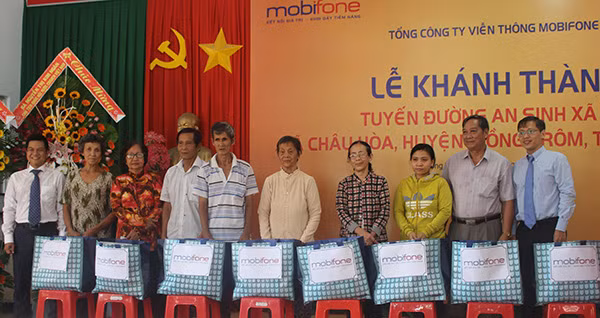 MobiFone trao tặng 20 suất quà cho các hộ gia đình chính sách, hộ khó khăn tại xã Châu Hòa, huyện Giồng Trôm, tỉnh Bến Tre.