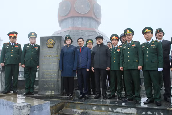 Chủ tịch Quốc hội Nguyễn Thị Kim Ngân và các đồng chí trong đoàn công tác tại cột cờ Lũng Cú.