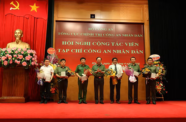 Thứ trưởng Nguyễn Văn Thành trao quà cho các cộng tác viên xuất sắc của Tạp chí CAND.