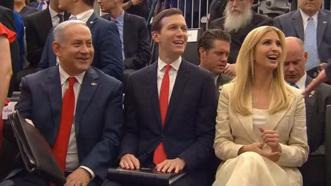 Con rể và con gái Tổng thống Donald Trump cùng Thủ tướng Israel Benjamin Netanyahu tại buổi lễ khánh thành đại sứ quán Mỹ ở Jerusalem. Ảnh: SKY NEWS.