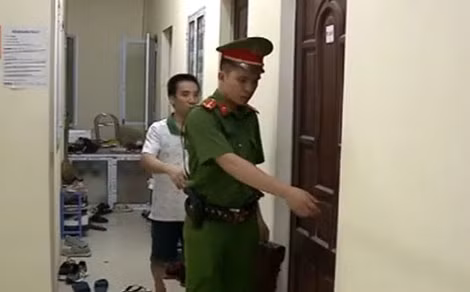 Công an phường Hoàng Văn Thụ, quận Hoàng Mai, Hà Nội, kiểm tra một khu nhà trọ.