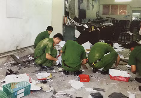Bộ phận kỹ thuật nghiệp vụ khám nghiệm, truy tìm dấu vết tại hiện trường vụ nổ.