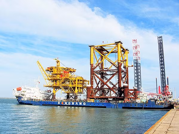 Khối thượng tầng và chân đế giàn B12-13 (1 trong 5 giàn của Dự án Daman) đã hạ thủy thành công tại Công trường PTSC M&C và bàn giao cho Chủ đầu tư ONGC.