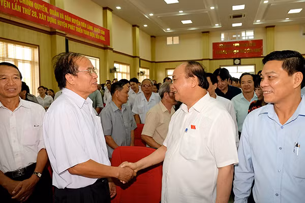 Thủ tướng cùng các cử tri.