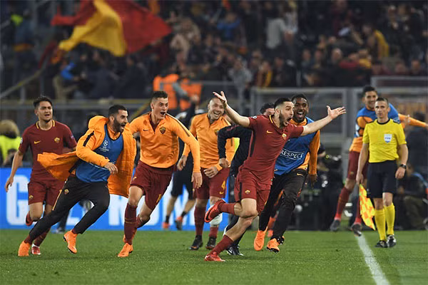 Các cầu thủ As Roma ăn mừng chiến thắng lịch sử. Ảnh: bongdativi.