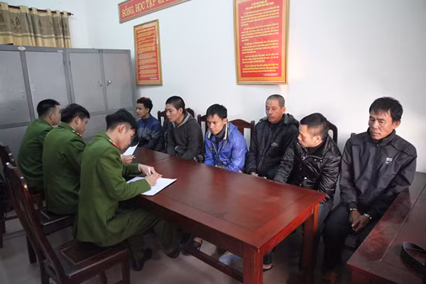Lực lượng Công an làm việc với các đối tượng.