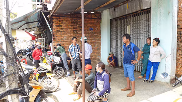 Rất đông người dân hiếu kỳ kéo đến khu nhà trọ ở ấp 1, xã Tiến Thành, thị xã Đồng Xoài, tỉnh Bình Phước để xem cơ quan Công an khám nghiệm hiện trường vào chiều 28-3. Rất đông người dân hiếu kỳ kéo đến khu nhà trọ ở ấp 1, xã Tiến Thành, thị xã Đồng Xoài, tỉnh Bình Phước để xem cơ quan Công an khám nghiệm hiện trường vào chiều 28-3.