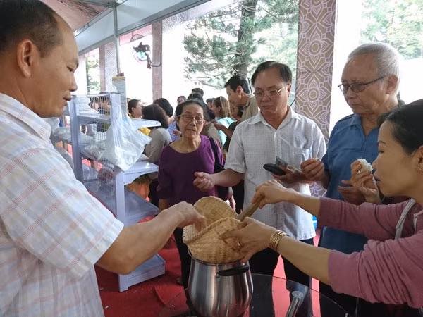 Rất đông người tiêu dùng thử và mua sản phẩm nếp Lào.