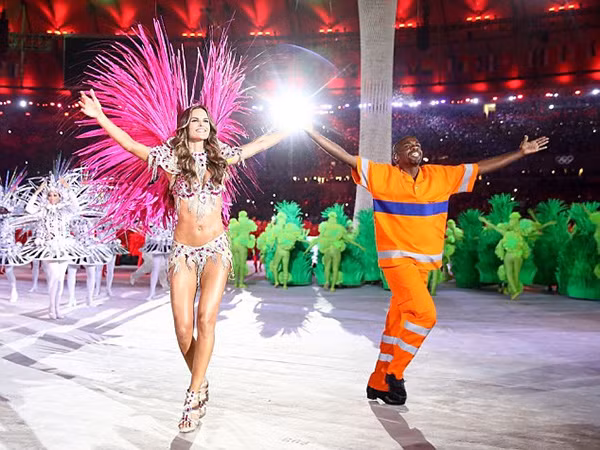 Goulart từng có vinh dự biểu diễn tại Lễ bế mạc Olympic Rio 2016 tại sân vận động Maracana trên quê hương Brazil. Cô diện nội y gắn trang sức rực rỡ như đang trình diễn ở Victoria's Secret Show. Cô rất chịu khó chụp những shot hình ấn tượng nóng bỏng trong trang phục của áo đấu Brazil để ủng hộ các vũ công samba.