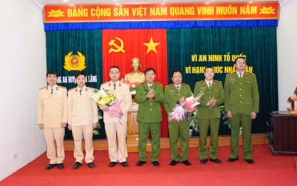 Phó Giám đốc CATP Hải Phòng khen thưởng Công an huyện Tiên Lãng.
