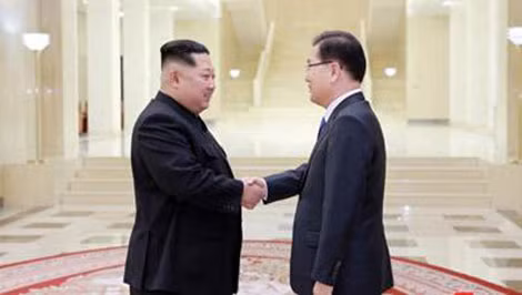 Lãnh đạo Triều Tiên Kim Jong-un tiếp đặc sứ Hàn Quốc Chung Eui-yong tại Bình Nhưỡng ngày 6-3.