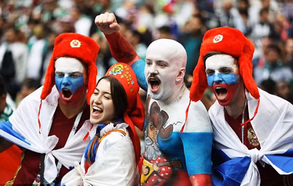Các fan tỏ ra phấn khích trong Lễ khai mạc FIFA World Cup 2018.
