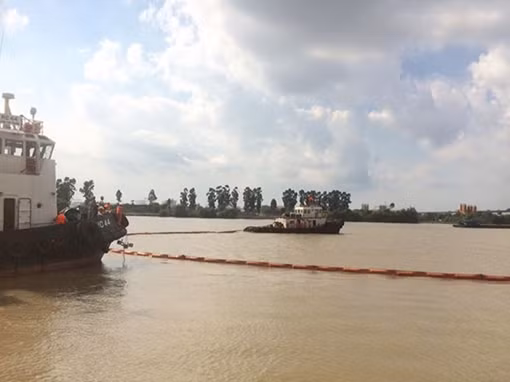 Kịp thời xử lý sự cố tràn dầu bôi trơn trong Khu công nghiệp VSIP ảnh 3