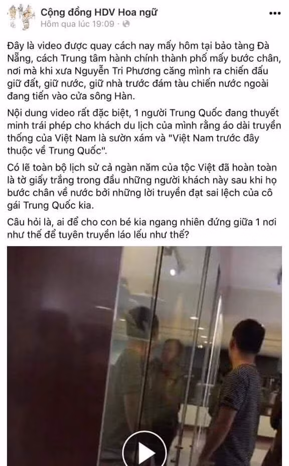 Hướng dẫn viên du lịch người Trung Quốc thuyết minh “xuyên tạc” về áo dài Việt Nam tại Bảo tàng Đà Nẵng (ảnh cắt từ clip trên trang cộng đồng HDV Hoa ngữ).