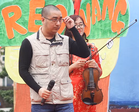 Việt Anh tham gia sân thơ trẻ tại Văn Miếu rằm Nguyên Tiêu.