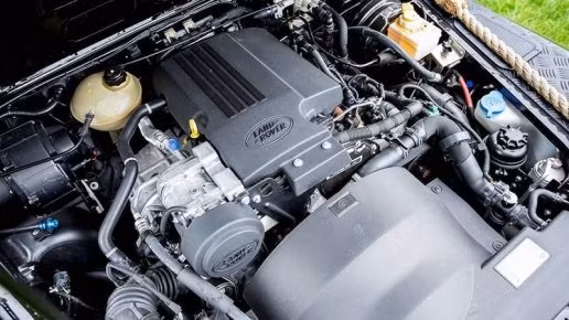 Để tăng thêm chất hầm hố, dũng mãnh, Land Rover Defender SVX còn được thửa riêng bộ lốp gai địa hình cỡ lớn 37 inch khiến nó được gắn cho biệt danh Bigfoot (Chân to). Hệ thống treo Bowler được tinh chỉnh theo kiểu xe đua, bao gồm các khớp nối Rose và giảm xóc Bilstein.