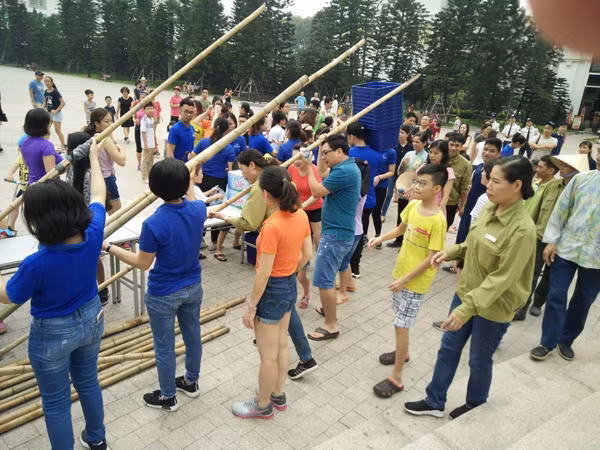 Người lớn, trẻ nhỏ, ai ai cũng háo hức vì lần đầu được cùng nhau trải nghiệm một hoạt động thú vị ngay tại “sân nhà”.