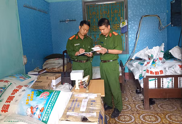 2,2 tấn mì chính thu giữ tại cơ sở của Bùi Thị Dậu và cơ sở của Lưu Quang Tuấn.