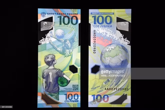 Tờ tiền lưu niệm 100 Ruble của Nga được Ngân hàng Trung ương Nga phát hành riêng cho World Cup 2018 đang được người hâm mộ săn lùng.